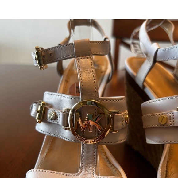 Michael Kors platform Sandals size 8 used at a store as sample shoe - Picture 4 of 9